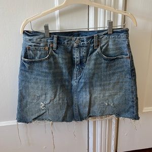 LEVI’S // Distressed Jean Skirt Size 31